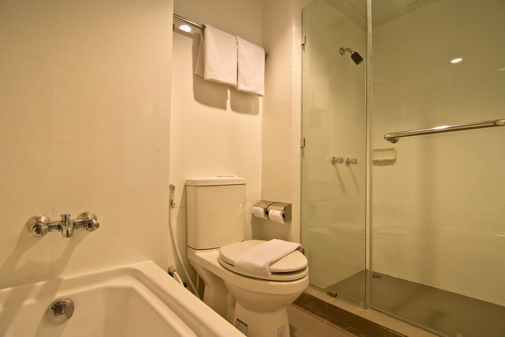 2 Bedroom Suites - Bathroom