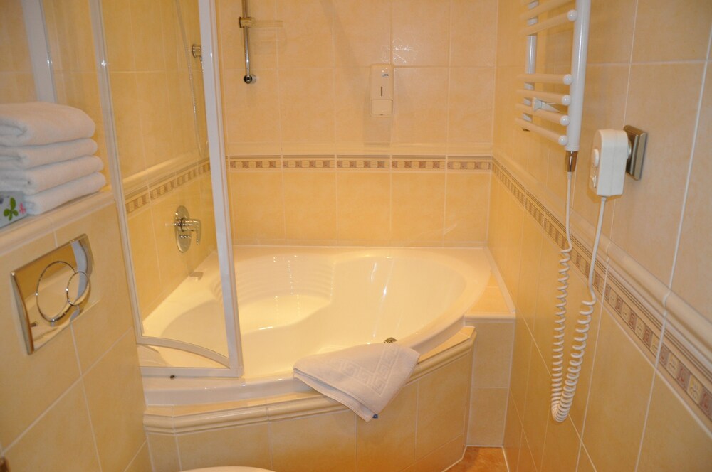 Deep Soaking Bathtub