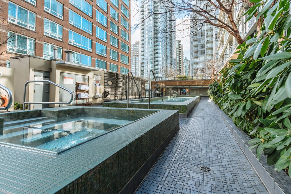 Outdoor spa bath
