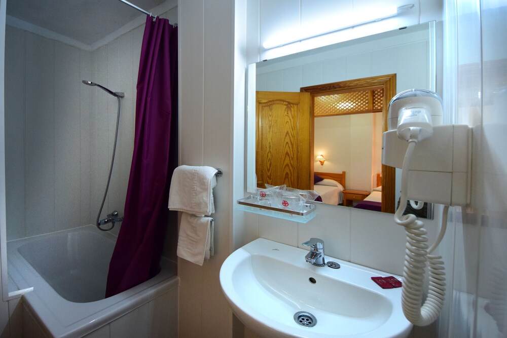 Studio, 3 Twin Beds - Bathroom