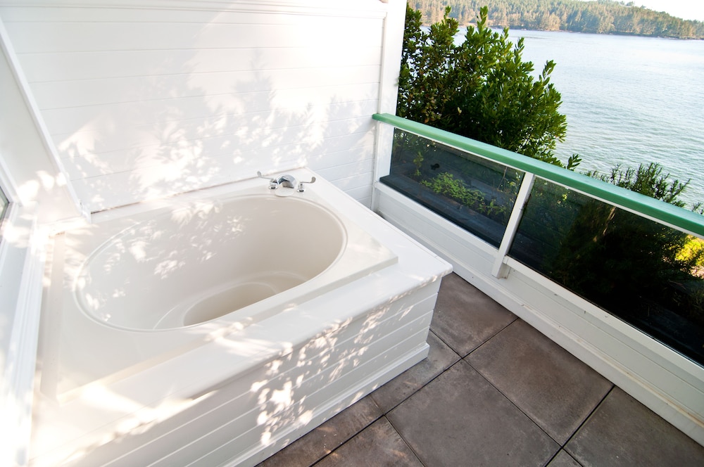 Deep Soaking Bathtub