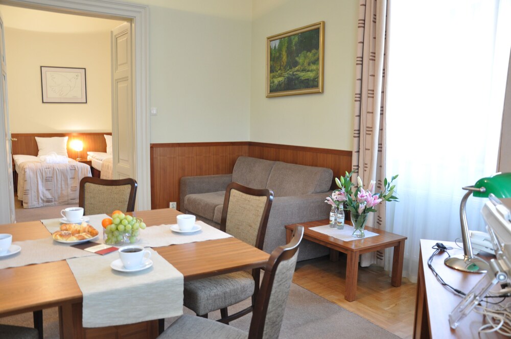 Deluxe Apartment, 2 Bedrooms - In-Room Dining