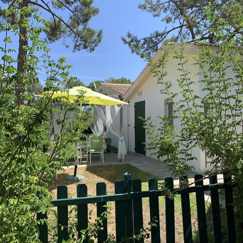 Domaine privé à 100 m de la mer, Maison de vacances 70 m2, climatisée (3-5 pers)
