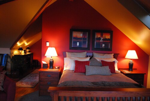 "THE LOFT" romance, luxury, stunning water and mountain views!