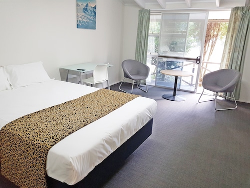 Airport Palms Hotel