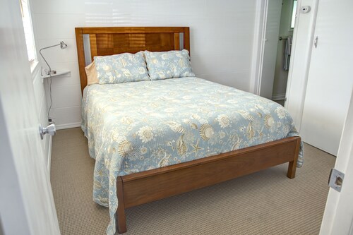Popular Alki Beach Seattle Vacation House, Walk to Restaurants