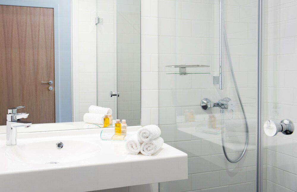 Apartment, 3 Bedrooms - Bathroom Shower