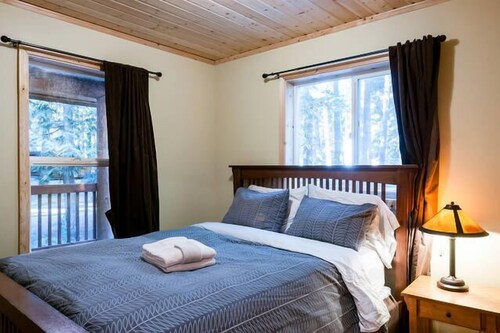 Mt Baker Retreat with Private Hot Tub & Wifi in Snowline