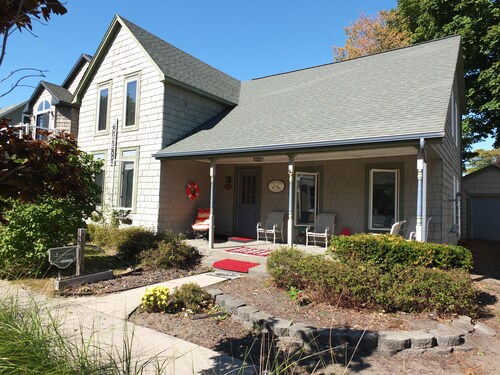 Bayside Cottage - LARGE FAMILY HOME JUST A SHORT WALK FROM DOWNTOWN!