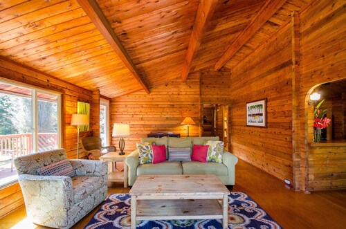 Luxury Cabin on Golf Course - 5 min to Nat'l Park, Hot Tub, Fireplace