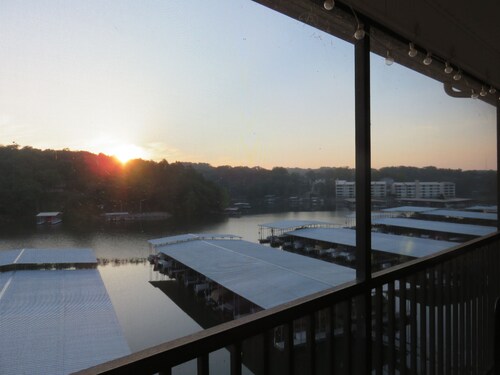 Lighthouse Landing 2BR/2BA Beautifully Updated Lakefront Condo with Heated Pool