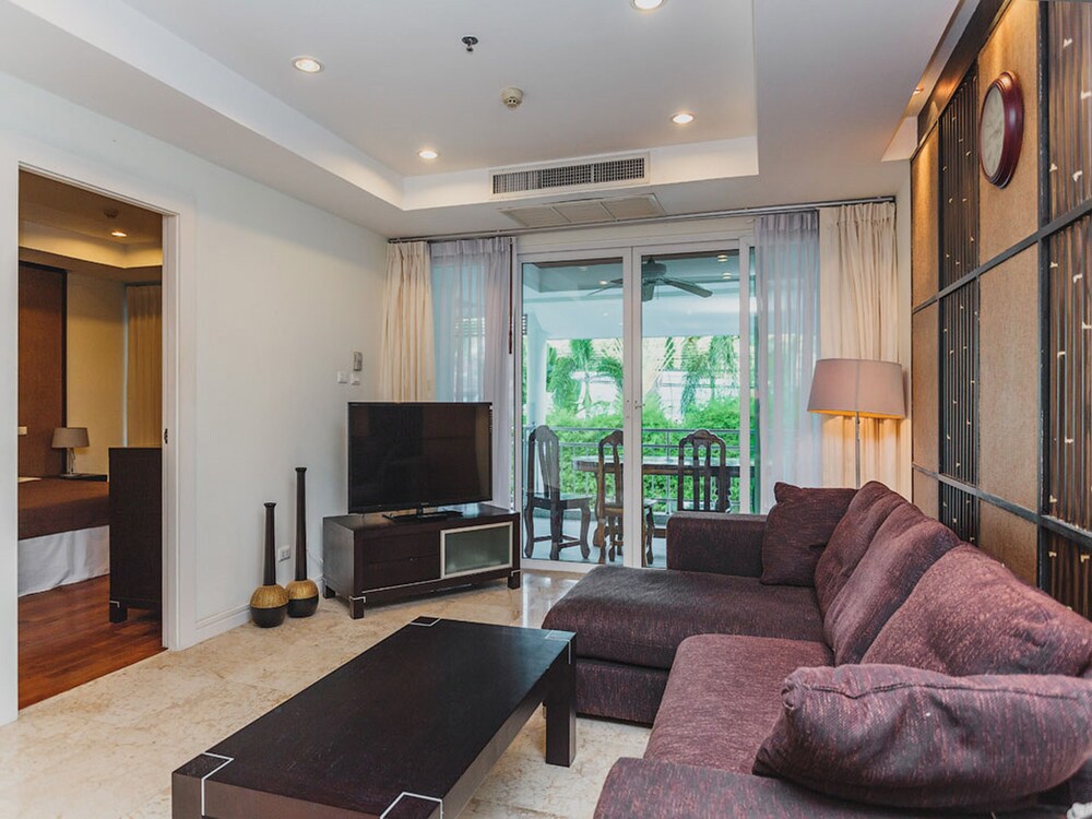 Studio, 2 Bedrooms - Living Room