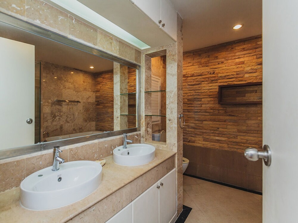 Studio, 2 Bedrooms - Bathroom