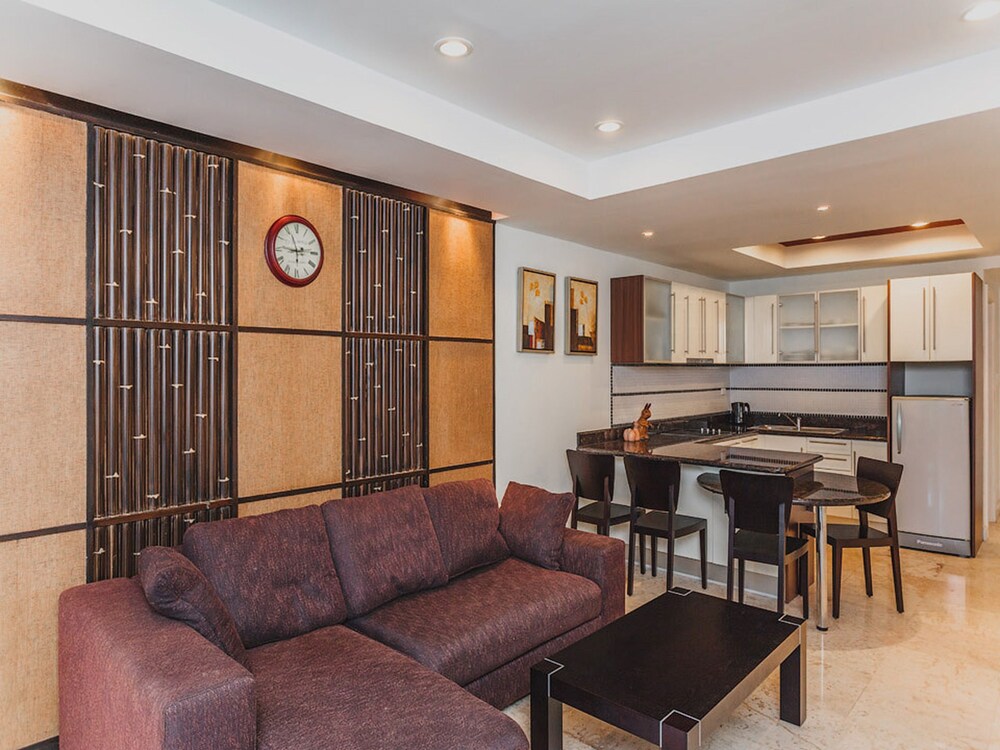 Studio, 2 Bedrooms - Living Room