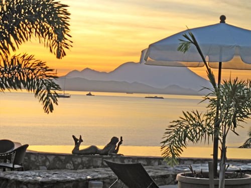 Palms Court Gardens, romantic cottage, luxury pool, ocean view.