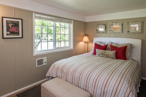 Modern Wine Country Cottage in Historic Healdsburg, Premiere Location