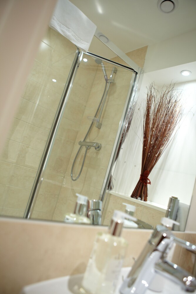 Douche de la salle de bain (Appartement, 2 chambres)