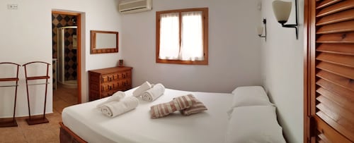 Villa 1ºQuality in Natural Park, Biliard, Table-Tennis, Jacuzzi, Beaches, Sunset