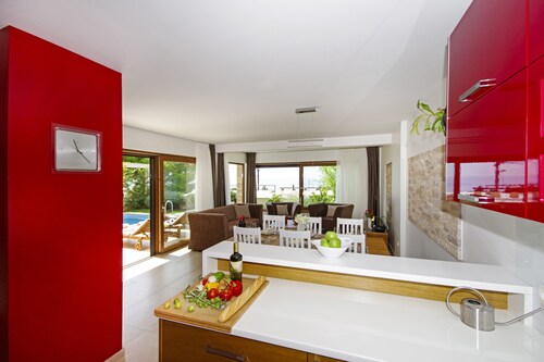 LUXURY VILLA IN CROATIA WITH PRIVATE POOL (HEATABLE), FAMILY FRIENDLY