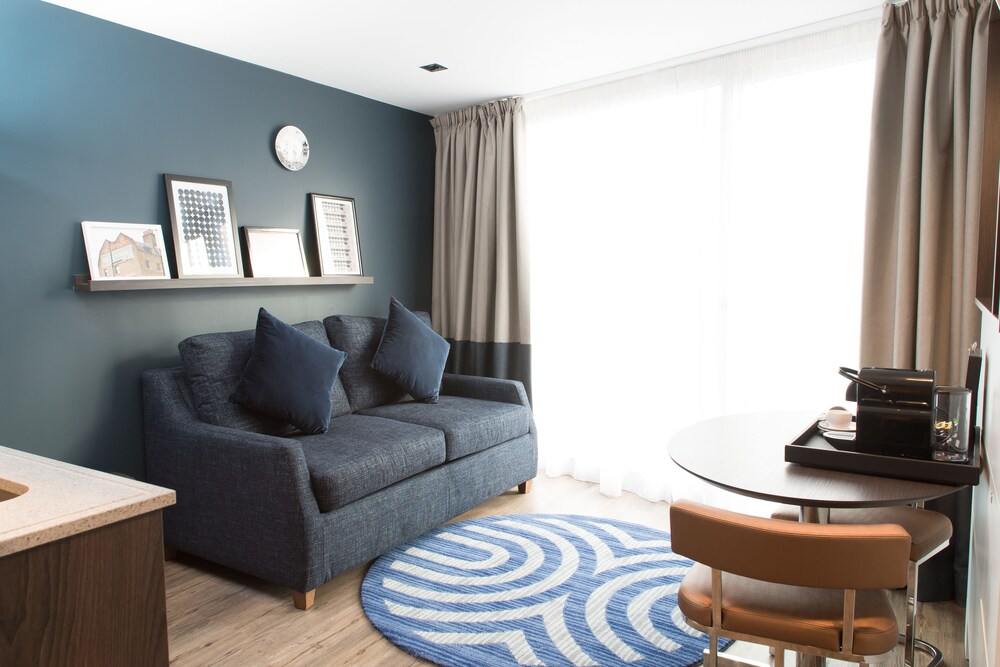 Studio Suite, 1 Double Bed & 1 Sofa Bed - Living Area