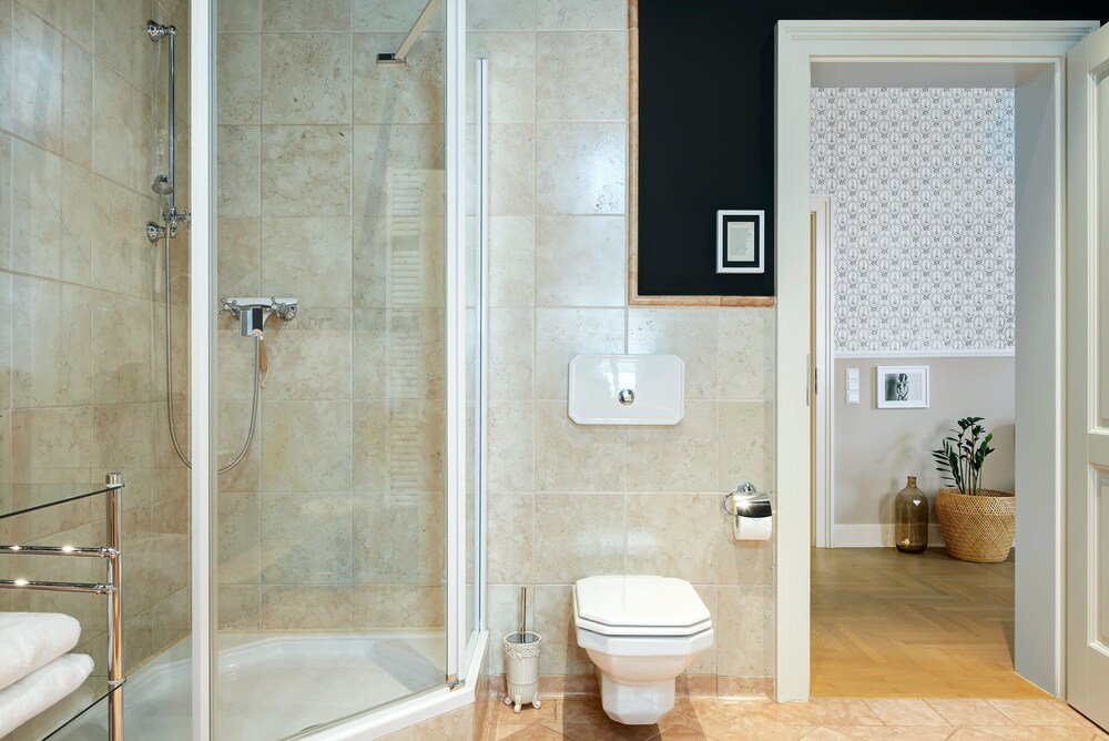 Dusche im Bad (Apartment, 3 Schlafzimmer, Balkon, Parkblick (CORA A - Hinrichsenstraße 2))