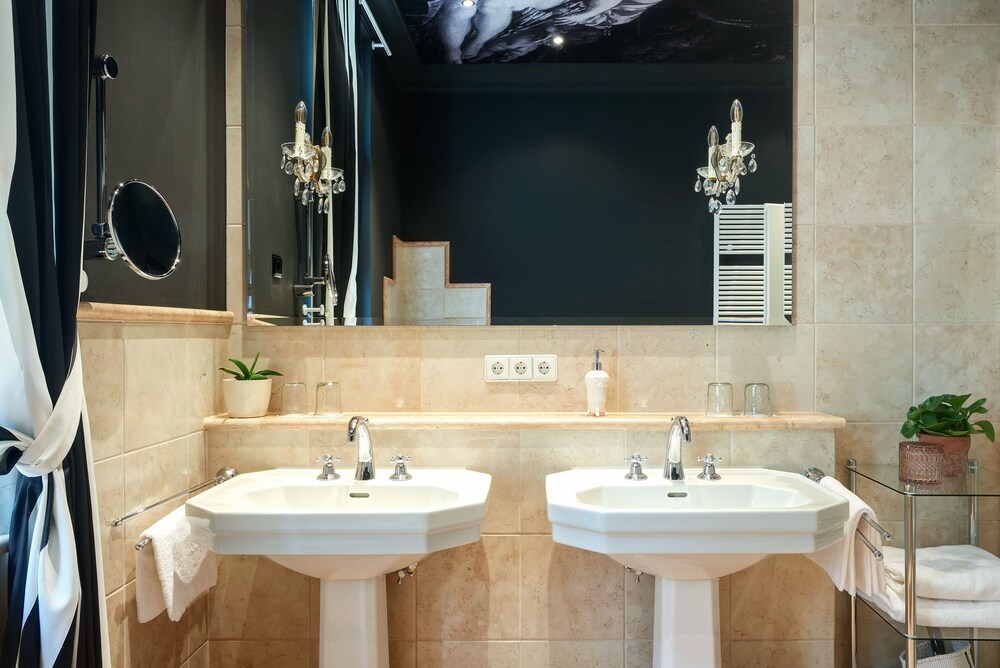Badezimmer (Apartment, 3 Schlafzimmer, Balkon, Parkblick (CORA A - Hinrichsenstraße 2))