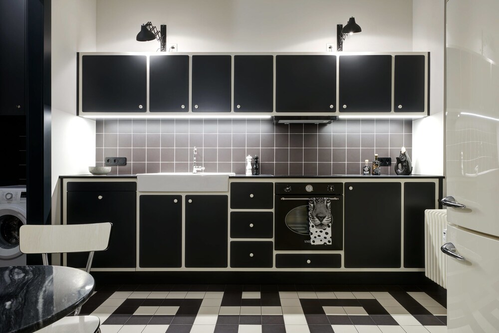Küche im Zimmer (Apartment, 3 Schlafzimmer (CORA C - Tschaikowskistraße 19))