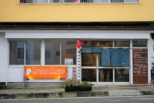 Sansan Yuzawa Cafe and Bar & Backpackers