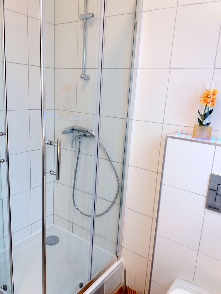 Dusche im Bad (Apartment-2SZ-205)