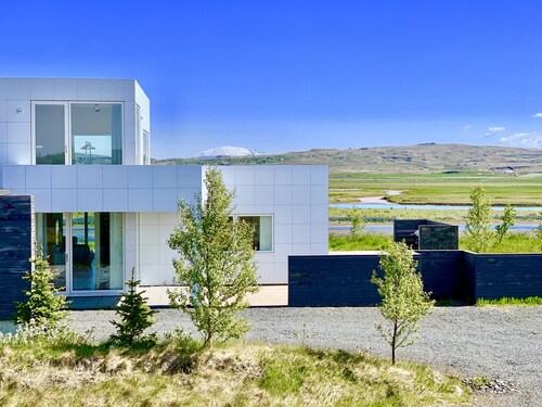 Luxury, Modern, HotTub with Fantastic River / Mountain View on the Golden Circle