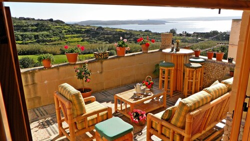 Great Location: FREE Gozo transfers, WIFI, Bicycles & BBQ – NO Car required!
