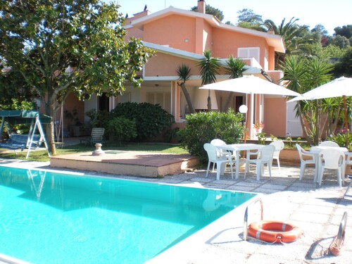 VillaLara mit Meerblick, Poolterrasse, Garten und großem Privatparkplatz.