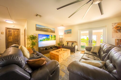 Corktree Beach House - Modern, Beachfront 2bd/3ba home with central AC