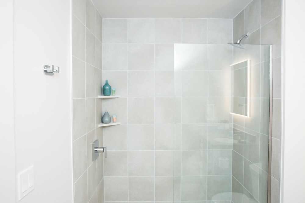 Standard Studio, 1 King Bed - Bathroom Shower