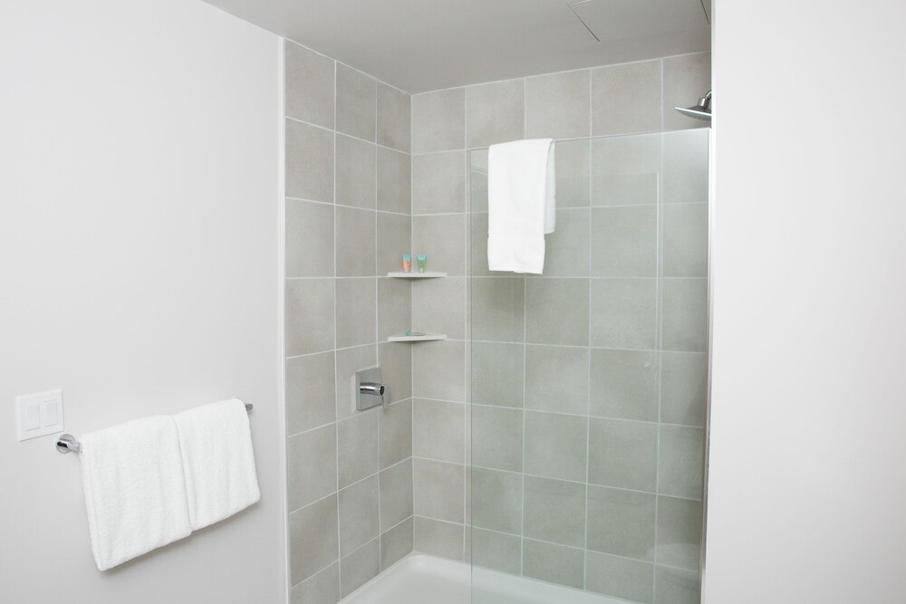 Premium Apartment, 1 Bedroom - Bathroom Shower