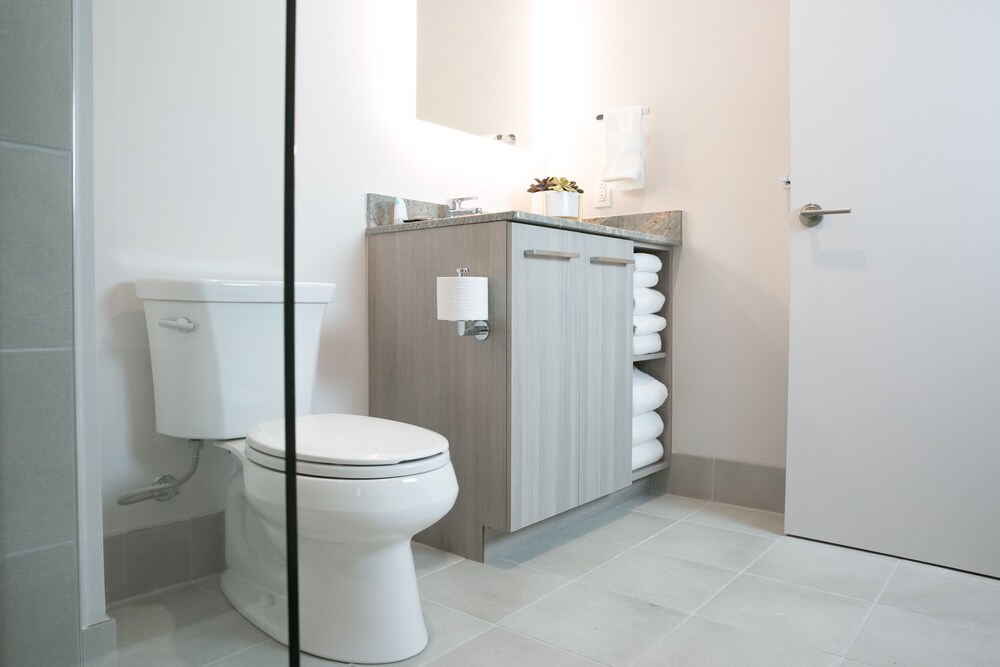 Standard Studio, 1 King Bed - Bathroom
