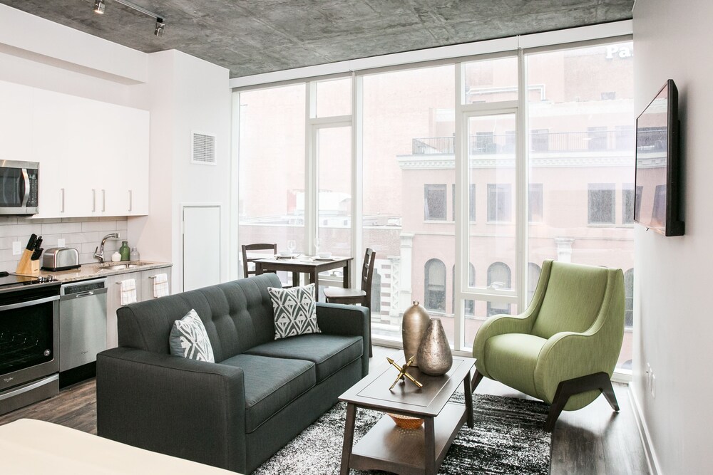 Standard Studio, 1 King Bed - Living Room