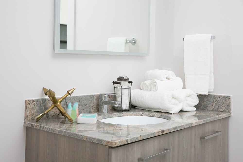 Standard Apartment, 2 Bedrooms - Bathroom Sink