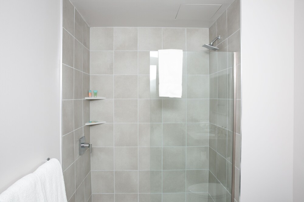Premium Apartment, 1 Bedroom - Bathroom Shower