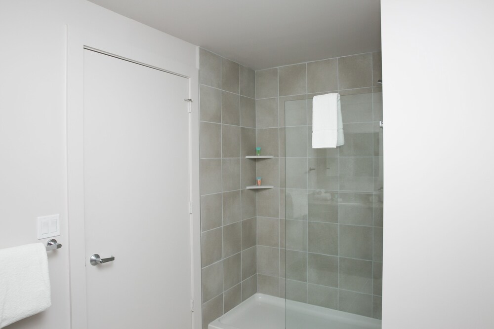 Premium Apartment, 2 Bedrooms - Bathroom Shower