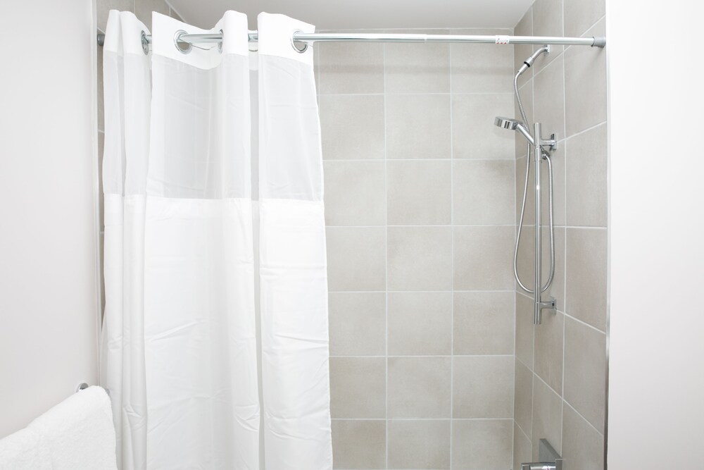 Premium Apartment, 2 Bedrooms - Bathroom Shower