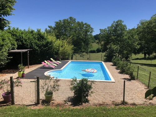 Maison calme avec piscine, proche des attractions touristiques. Accueil chevaux.