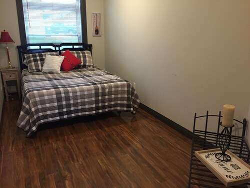 Newly decorated, beautiful log sided apartment located on Lake Barkley
