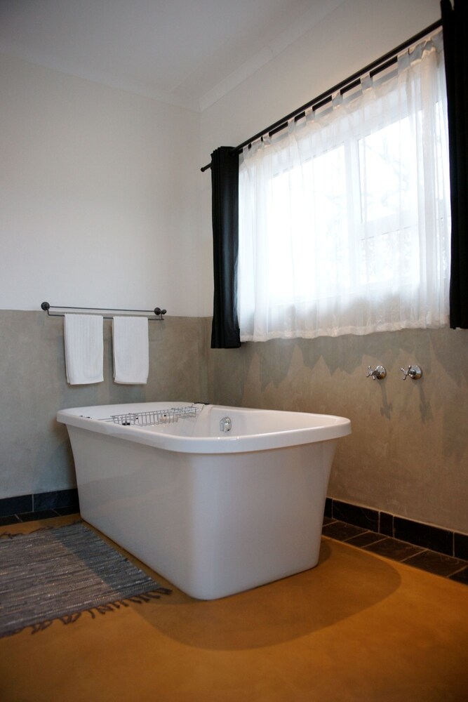 Deep Soaking Bathtub