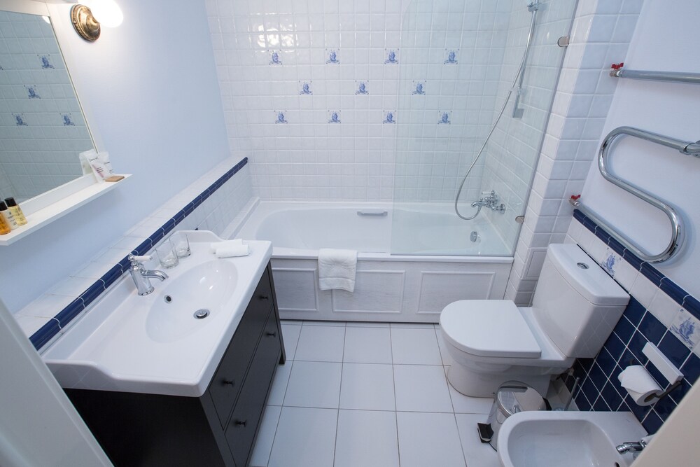 Deluxe Double or Twin Room - Bathroom