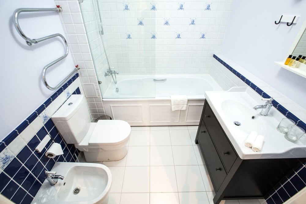 Standard Double or Twin Room - Bathroom