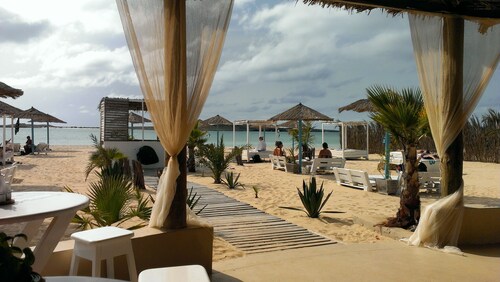 Seafront Extra Large Lux 2 Chambres / 2 Baignoires Apt Mer / Piscine Vues. Wifi. Climatisation.