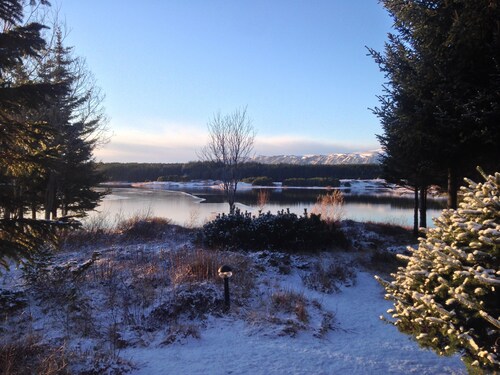 Luxury Cottage in the Golden Circle area Waterfront/mountain view / Hot tub