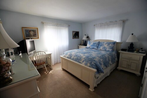 Ground Floor 2 Beds 1 bath beach cottage short walk to beach on North end LBK