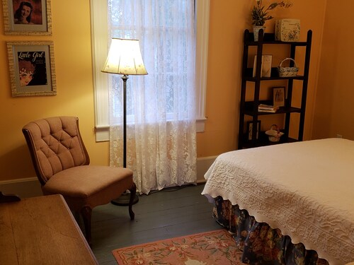 Just 2 mi. to Parris Island & Beaufort, Walk to Beach & Shops - Sleeps 6 - Wi-FI